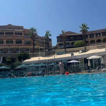 Coup De Coeur ,Parc Aquatique Piscine Chauffee,Appartement Pour 4 Personnes En Rez De Jardin Saint-Raphael (Var)